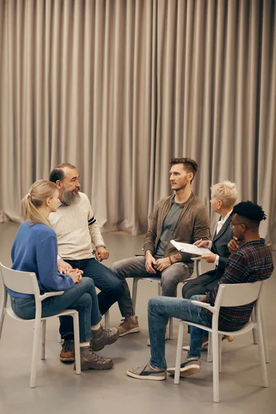 Groep Zakenmensen Zit Stoelen Een Cirkel Praat Met Elkaar Tijdens — Stockfoto