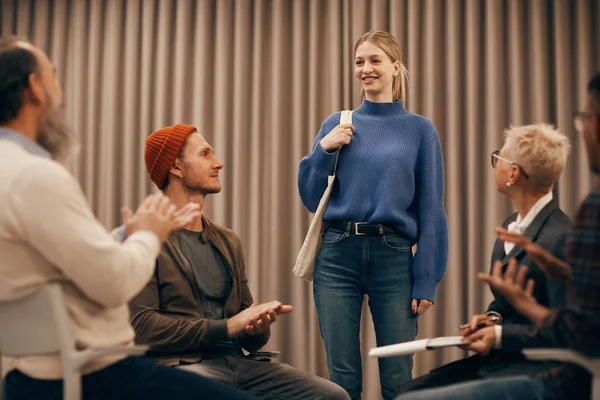 Jonge Vrouw Casual Kleding Staan Glimlachen Terwijl Andere Mensen Groeten — Stockfoto