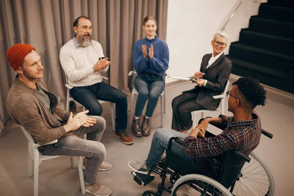 Gruppe Von Menschen Sitzt Auf Stühlen Kreis Und Klatscht Hände — Stockfoto