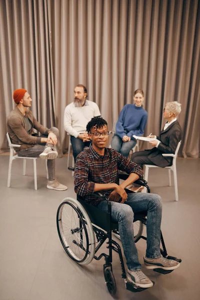 Retrato Joven Africano Discapacitado Sentado Silla Ruedas Sonriendo Cámara Con — Foto de Stock