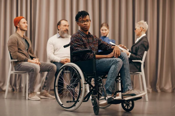 Ritratto Uomo Disabile Africano Sedia Rotelle Che Guarda Macchina Fotografica — Foto Stock