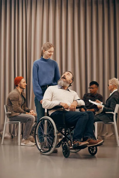 Uomo Anziano Disabile Seduto Sulla Sedia Rotelle Parlare Con Assistente — Foto Stock