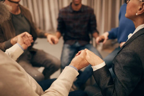 Gros Plan Groupe Personnes Assises Sur Des Chaises Cercle Tenant — Photo