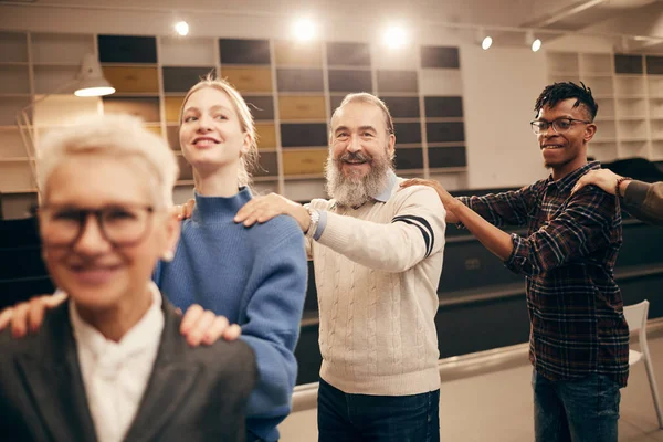 Multiethnische Gruppe Von Menschen Die Während Der Therapiestunde Gemeinsam Spaß — Stockfoto