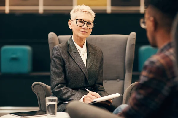 Donna Affari Matura Con Capelli Biondi Corti Gli Occhiali Che — Foto Stock