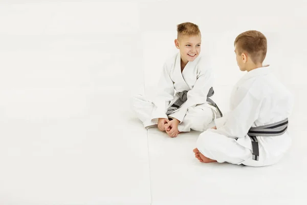 Twee Lachende Jongens Kimono Zitten Vloer Tegenover Elkaar Praten Voor — Stockfoto