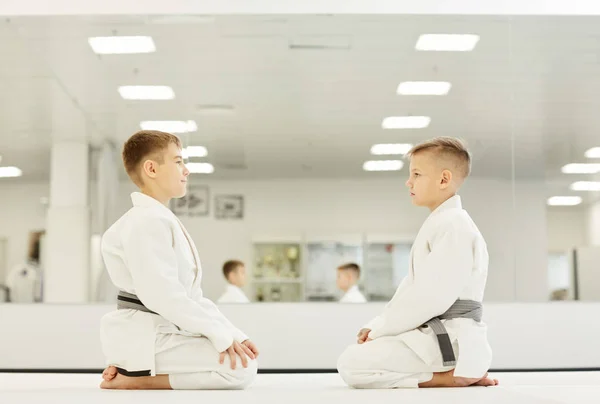 Dos Chicos Sonrientes Kimono Sentados Suelo Uno Frente Otro Hablando — Foto de Stock