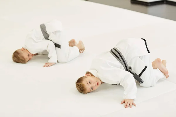 Dos Judoistas Haciendo Ejercicios Suelo Durante Entrenamiento Deportivo Gimnasio — Foto de Stock