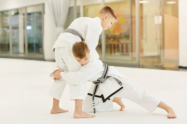 Twee Jongens Witte Kimono Vechten Met Elkaar Tijdens Karate Training — Stockfoto