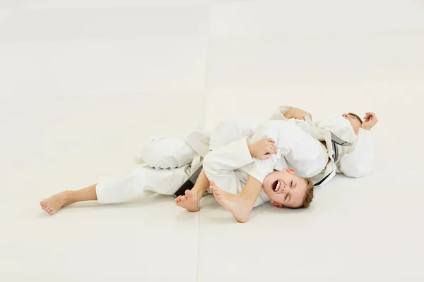 Twee Judoïsten Witte Kimono Liggen Grond Vechten Met Elkaar Geïsoleerd — Stockfoto