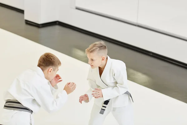 Két Kimonós Fiatal Karateka Harcol Egymással Karatés Edzés Alatt — Stock Fotó