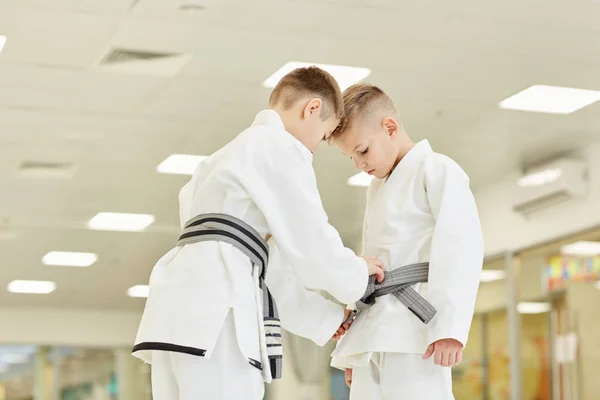Fiú Kimono Álló Segít Megkötni Barátjához Edzés Előtt Karate Tornaterem — Stock Fotó