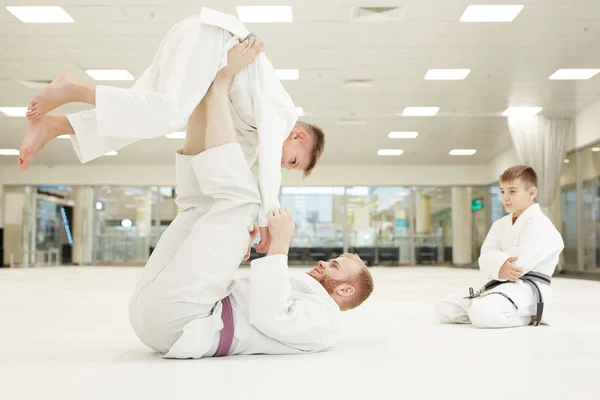 Entrenador Joven Mostrando Técnicas Lucha Los Estudiantes Durante Entrenamiento Karate — Foto de Stock