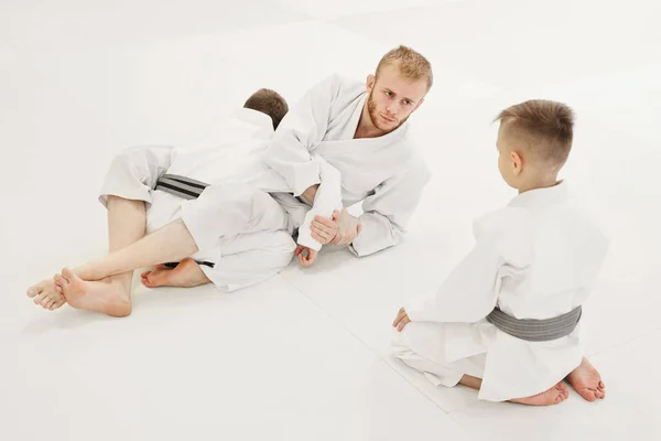 Jonge Coach Toont Techniek Aan Studenten Tijdens Training Geïsoleerd Witte — Stockfoto