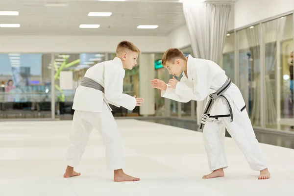 Dos Jóvenes Judoistas Kimono Pie Luchando Gimnasio — Foto de Stock