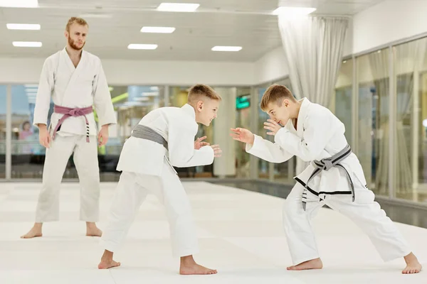 Twee Jongens Kimono Oefenen Techniek Met Hun Coach Buurt Onderwijs — Stockfoto