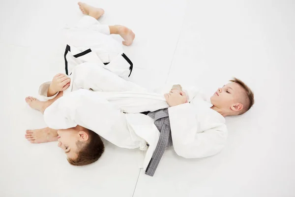 Két Fiú Harcol Verseng Egymással Karate Verseny Alatt — Stock Fotó