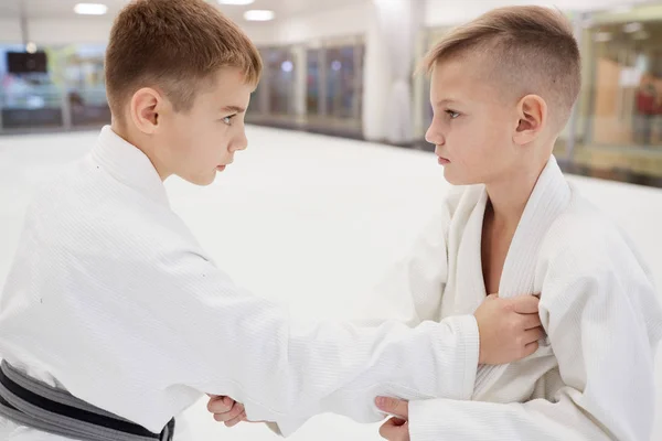 Dos Chicos Peleando Compitiendo Entre Durante Competición Karate — Foto de Stock