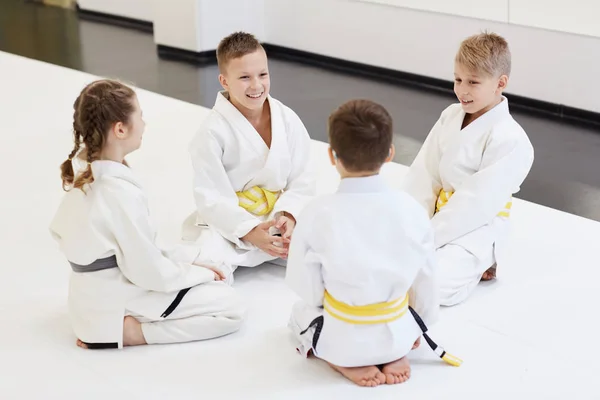 Groep Kinderen Die Samen Vloer Zitten Met Elkaar Praten Voor — Stockfoto