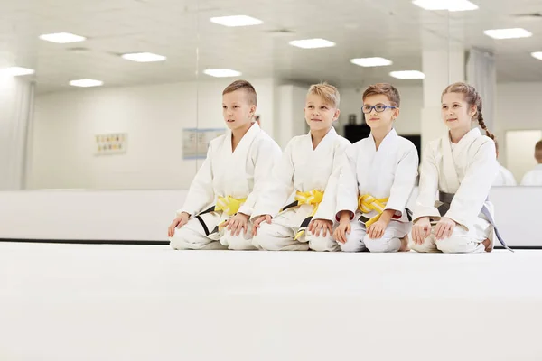 Jonge Judoïsten Kimono Zitten Vloer Luisteren Naar Coach Tijdens Karatetraining — Stockfoto