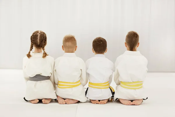 Achteraanzicht Van Blootsvoetige Kinderen Witte Kimono Die Samen Vloer Rij — Stockfoto