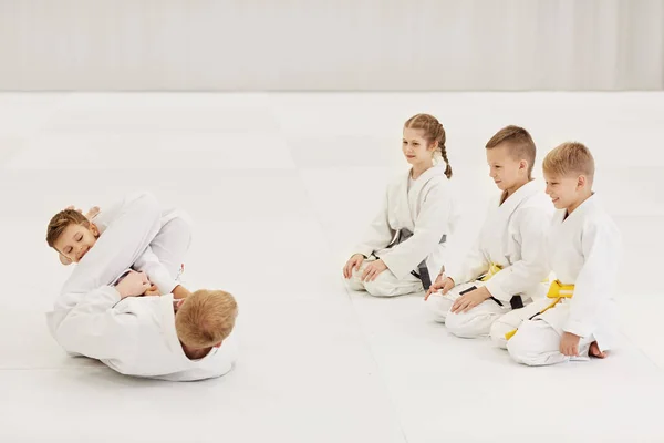 Coach Harcol Bemutatja Technika Karate Hogy Gyerekek Edzőteremben — Stock Fotó