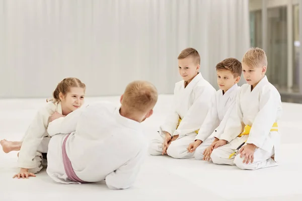 Coach Vechten Tonen Van Techniek Van Karate Aan Kinderen Sportschool — Stockfoto