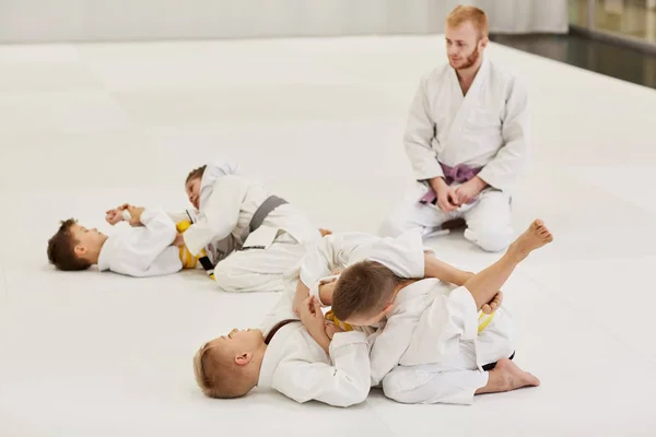 Groep Kinderen Vechten Met Elkaar Vloer Met Coach Kijken Voor — Stockfoto