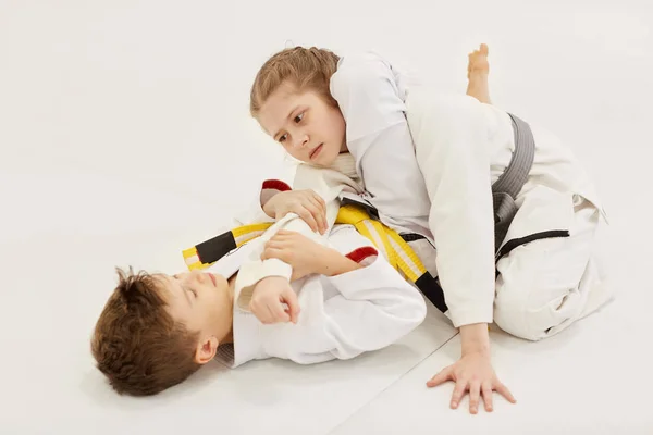 Chica Niño Kimono Peleando Entre Suelo Durante Entrenamiento Karate — Foto de Stock
