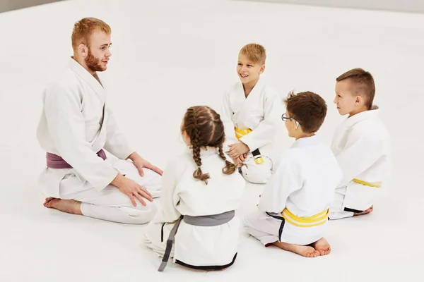 Groep Jonge Judoïsten Kimono Die Vloer Zitten Luisteren Naar Coach — Stockfoto