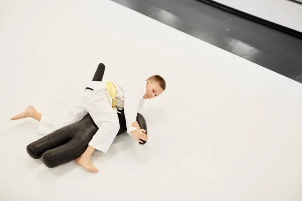 Judoista Joven Acostado Suelo Entrenando Con Maniquí Durante Lección Karate — Foto de Stock