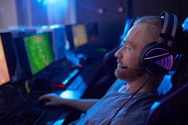 Вид Сбоку Молодого Человека Игровых Наушниках Подсветкой Сидящего Играющего Компьютерную — стоковое фото
