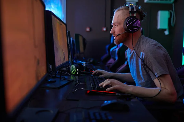 Joven Barbudo Con Auriculares Sentado Silla Juego Jugando Juego Ordenador — Foto de Stock