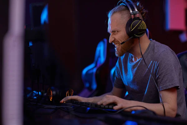 Joven Hombre Excitado Los Auriculares Mirando Monitor Computadora Escribiendo Teclado — Foto de Stock