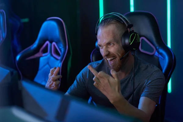 Young Man Headphones Looking Computer Monitor Gesturing Teasing Rival While — Stock Photo, Image