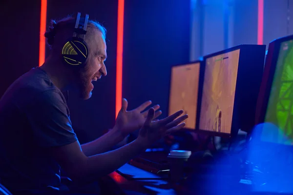 Joven Jugador Los Auriculares Mirando Enojado Emocionado Jugando Juego Ordenador — Foto de Stock