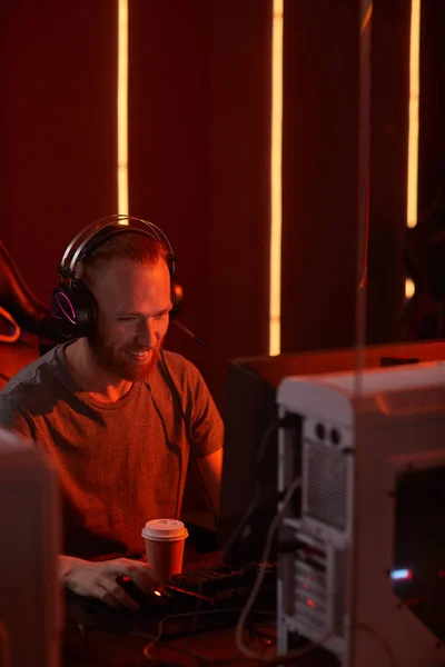 Young Bearded Man Headphones Sitting Table Front Computer Smiling Work — Stock Photo, Image