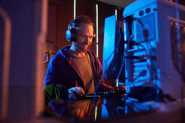 Young Bearded Man Headphones Working Computer Smiling While Sitting Workplace — Stock Photo, Image