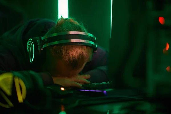 Joven Programador Computadoras Auriculares Tumbado Mesa Durmiendo Cansado Después Del — Foto de Stock