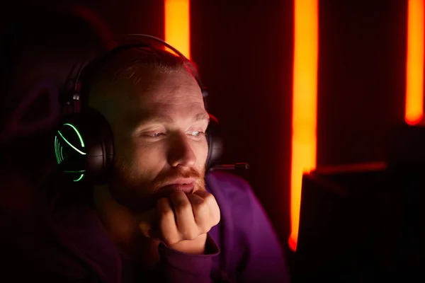 Young Bearded Man Wearing Gaming Headphones Backlight Looking Computer Monitor — Stock Photo, Image