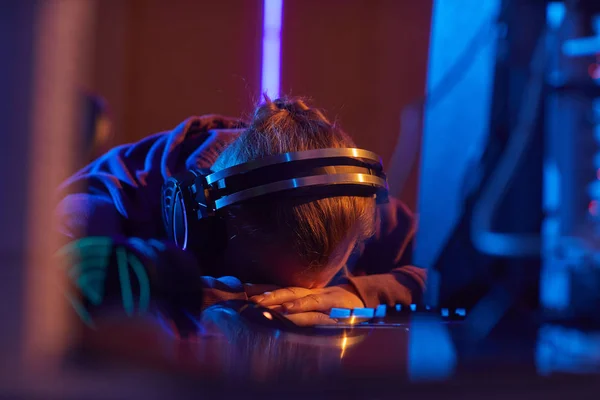 Giovane Programmatore Computer Cuffie Che Dorme Sul Posto Lavoro Fronte — Foto Stock