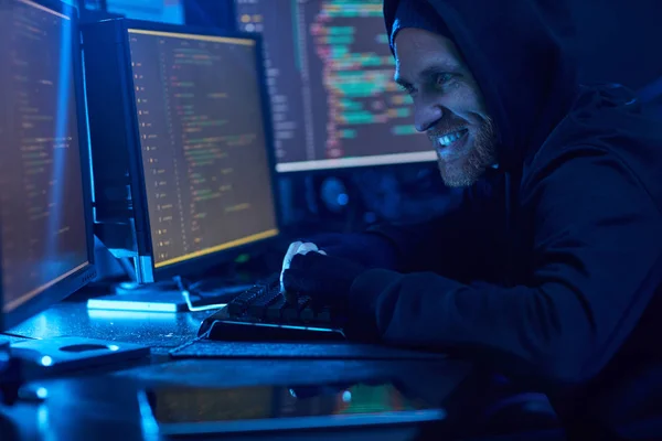 Arg Dator Hacker Svart Huva Skjorta Njuter Processen Att Bryta — Stockfoto