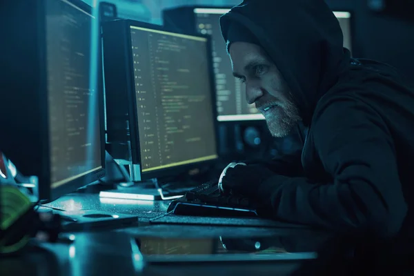 Młody Haker Komputerowy Kapturze Patrzy Monitor Łamie Oprogramowanie Ciemnym Biurze — Zdjęcie stockowe