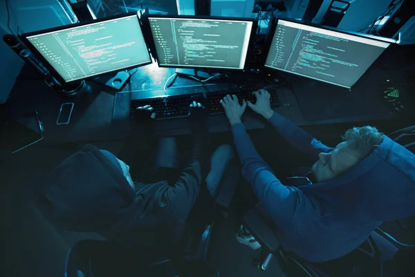 Vista Trasera Los Hackers Computadoras Sentados Frente Los Monitores Computadoras — Foto de Stock