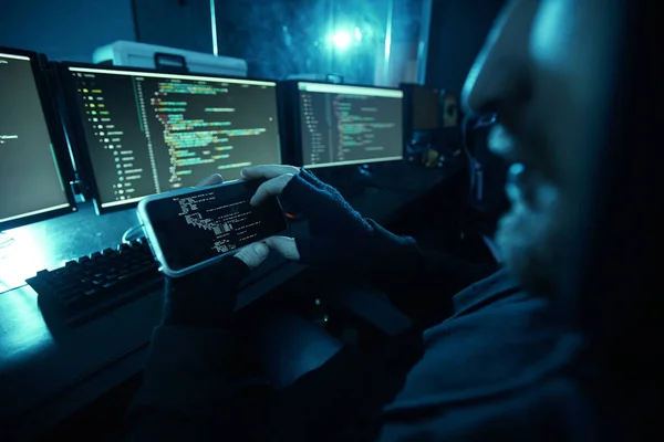 Close Computer Hacker Looking Computer Monitors Guessing Password Using Mobile — Stockfoto