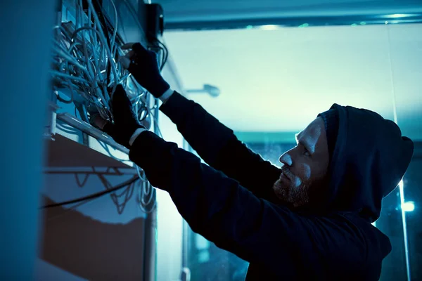 Electrician Black Hoody Shirt Holding Wires Trying Repair Electricity Room — Stockfoto