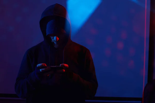 Бородатий Комп Ютерний Хакер Чорній Сорочці Тримає Смартфон Працює Інтернеті — стокове фото