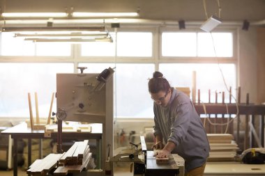 Marangoz torna tezgahında çalışıyor.