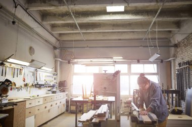 Marangoz atölyede işini yapıyor.
