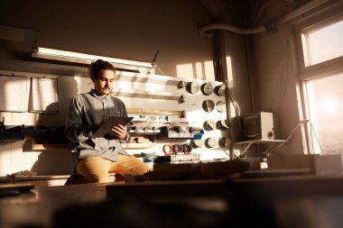 İşadamı çalışmalarını atölyede planlıyor.